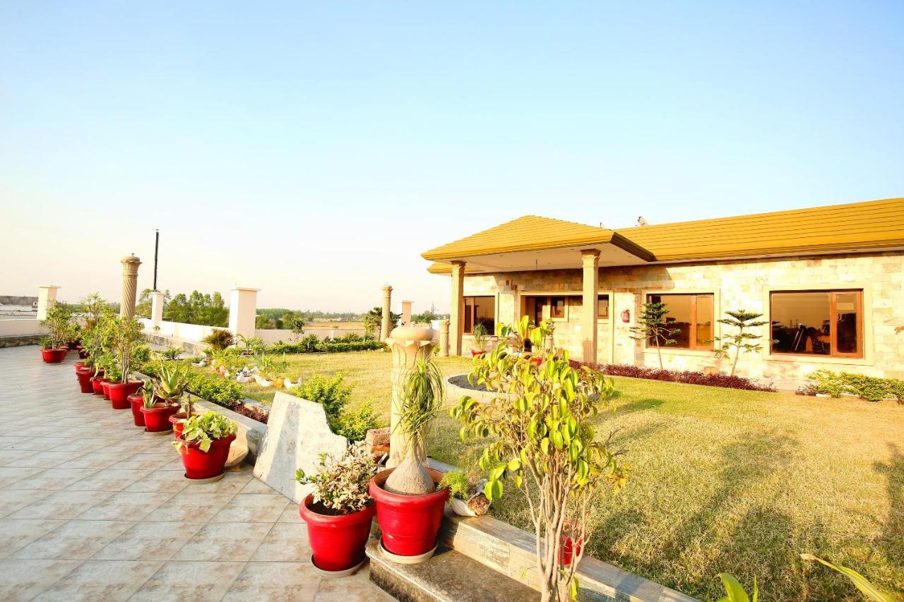 Oyo Flagship Armaan Resort Shāhpur Exterior photo